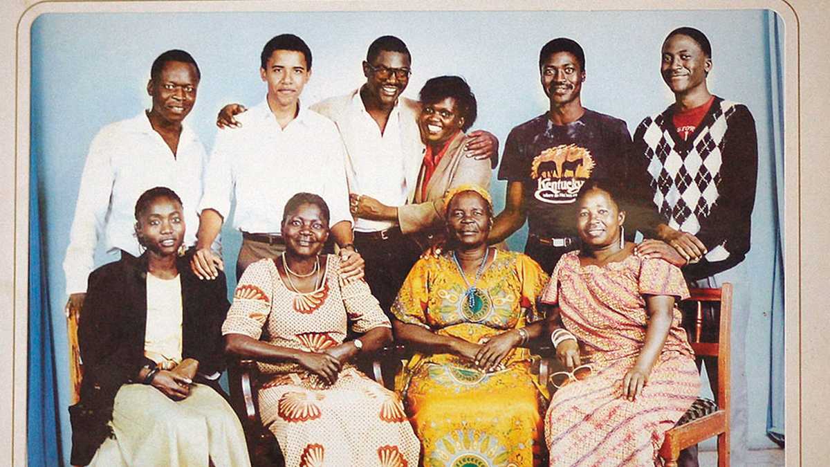 En los años 1980, el futuro presidente Obama (segundo de izquierda a derecha de pie) posó en Kogelo, la aldea de la familia en Kenia, con su tío Sayid, y sus medio hermanos Roy, Bernard y Abo, entre otros. Sentadas: su hermana media Auma, su madrastra Kezia, su abuela Sarah Obama, y su tía Zeituni Onyango, a quien Barack no quiso ayudar, según el libro.