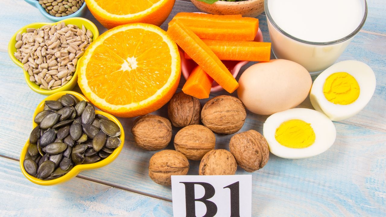Ingredientes que contienen vitaminas B1 (tiamina). Concepto de alimentación saludable.