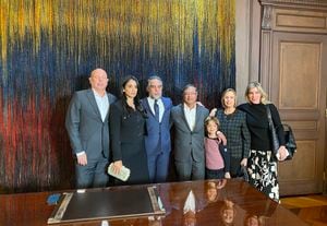 El nuevo embajador de Colombia en Venezuela, Armando Benedetti, al término del acto de posesión.