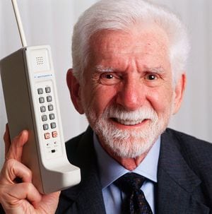 Dr. Martin Cooper con el primer teléfono portátil. Se le considera el inventor del primer teléfono celular y fue la primera persona en realizar una llamada en un teléfono celular portátil en abril de 1973. (Photo by Ted Soqui/Corbis via Getty Images)