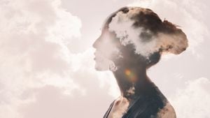 Psicología y concepto de salud mental de la mujer. Nubes de exposición múltiple y sol en la silueta de la cabeza femenina.