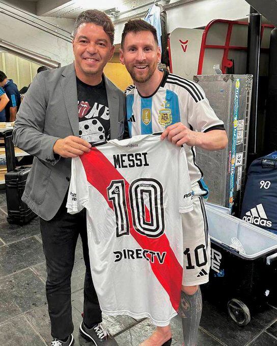 Messi y Gallardo posaron con una camiseta de River Plate. Foto: Twitter River Plate.