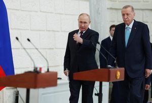 Turkish President Tayyip Erdogan and his Russian counterpart Vladimir Putin arrive at a press conference after their meeting in Sochi, Russia September 4, 2023. Murat Cetinmuhurdar/Turkish Presidential Press Office/Handout via REUTERS ATTENTION EDITORS - THIS PICTURE WAS PROVIDED BY A THIRD PARTY. NO RESALES. NO ARCHIVES.