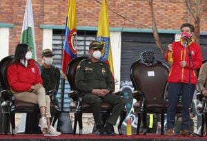 Alcaldesa en la Plaza España - Policías nuevos para Bogotá