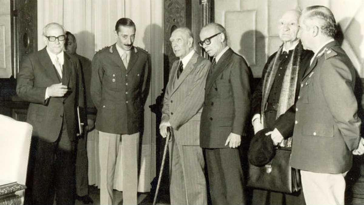 De izquierda a derecha: Horacio Ratti, Jorge Rafael Videla, Jorge Luis Borges, Ernesto Sabato, el padre Leonardo Castellani y el general José Villareal. 