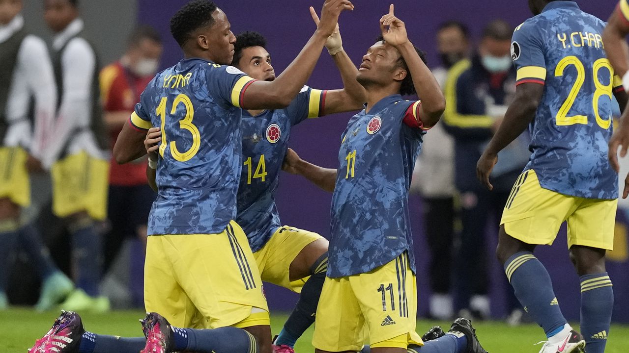 Juan Guillermo Cuadrado (centro), de la selección de Colombia, festeja tras conseguir el empate provisional ante Perú en el partido por el tercer puesto de la Copa América, el viernes 9 de julio de 2021, en Brasilia (AP Foto/Eraldo Peres)