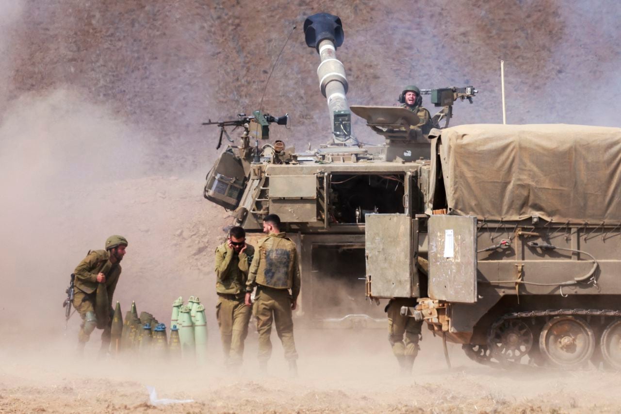 Israel respondió bombardeando desde el sábado el empobrecido y superpoblado enclave palestino, movilizó a 300.000 reservistas y desplegó a decenas de miles de soldados alrededor de Gaza y en la frontera norte con Líbano.