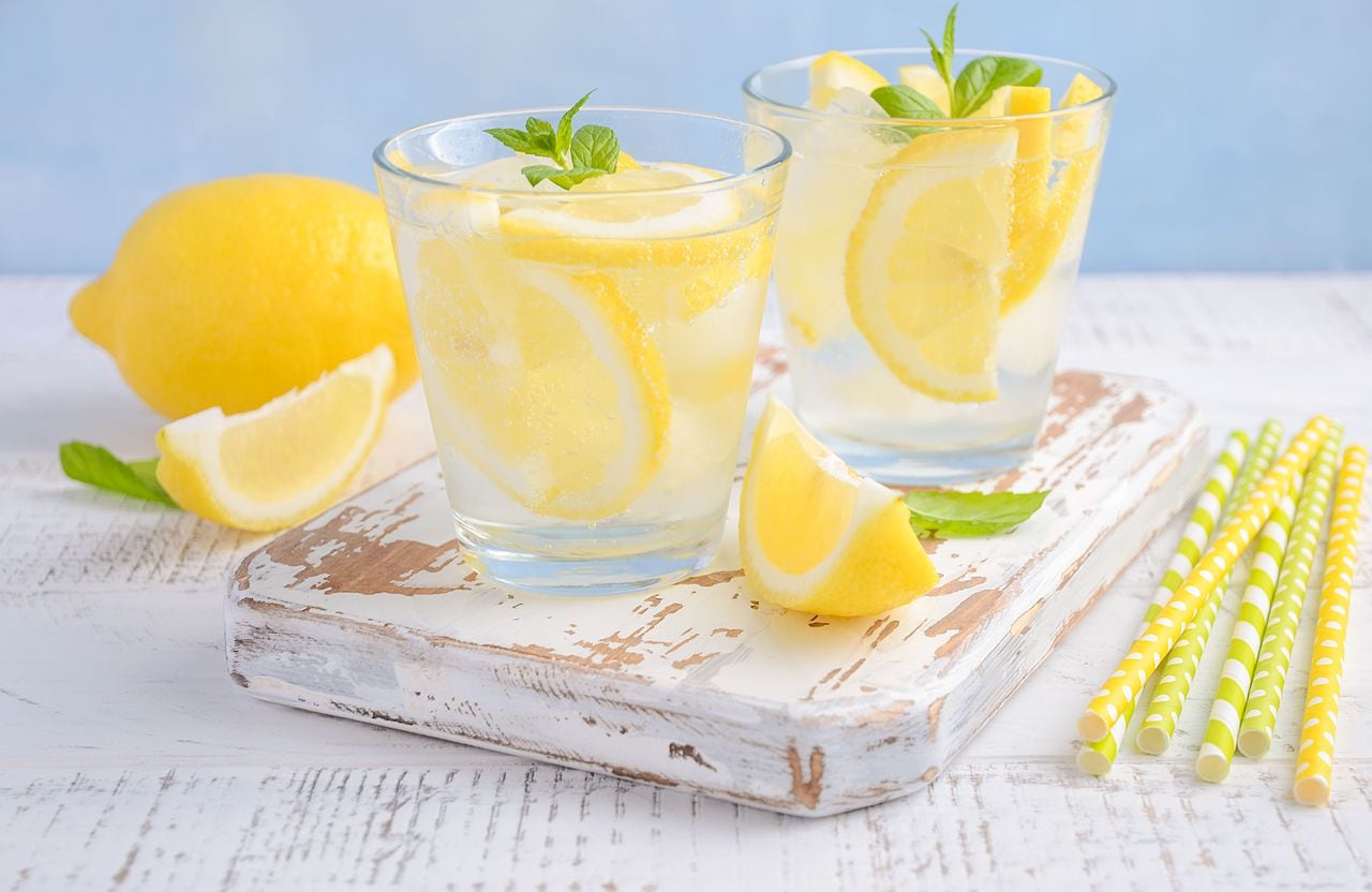 El agua de limón ayuda a fortalecer el sistema inmune.