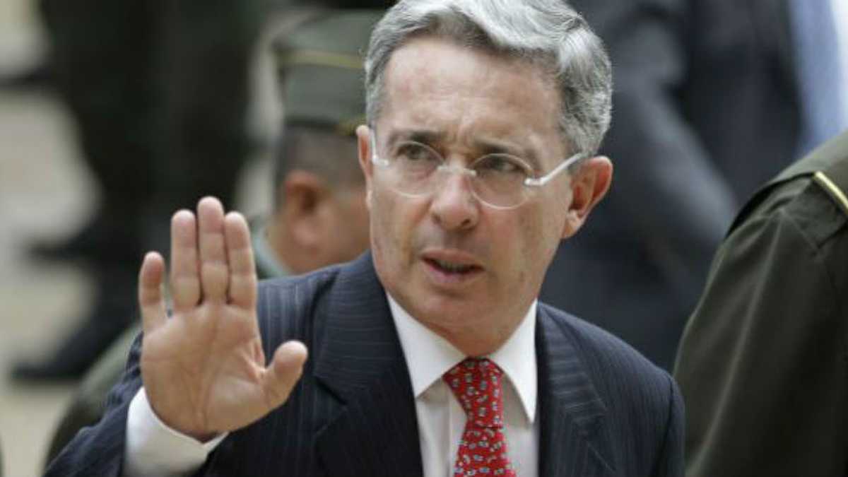 Álvaro Uribe leyó un comunicado en el que se anuncia que estará en las listas al Senado. 