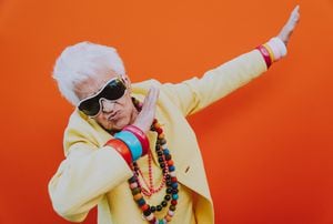 Retratos divertidos de la abuela. Anciana mayor vistiendo elegante para un evento especial. modelo de moda de la abuela sobre fondos de color