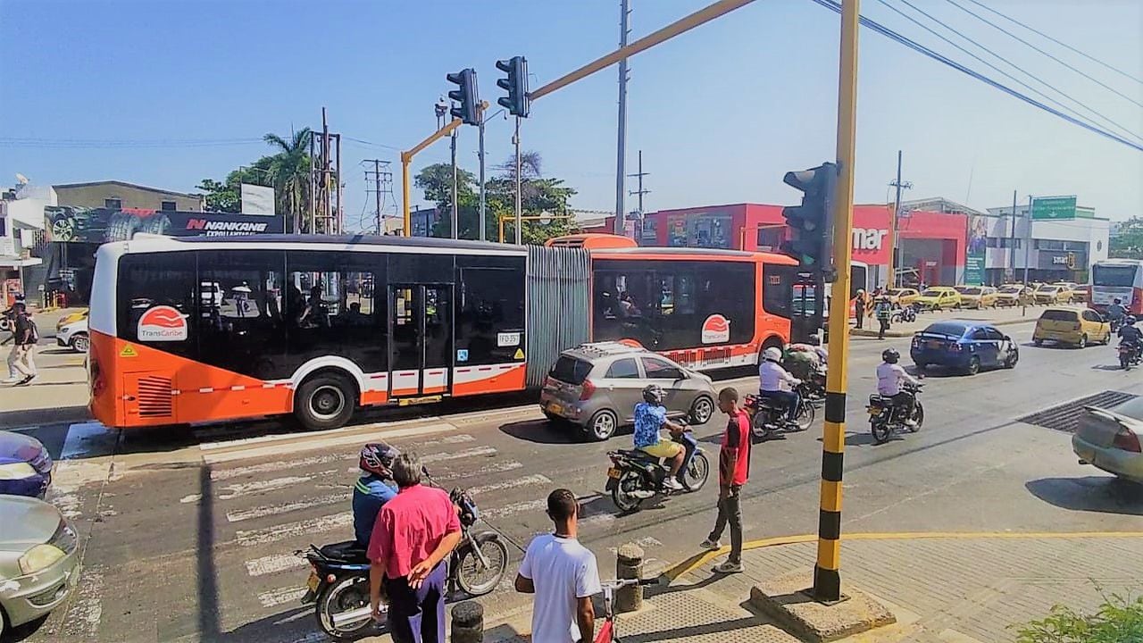 Transcaribe y Paro de taxistas en Cartagena a la altura de los Cuatro Vientos en la Avenida Pedro de Heredia.
