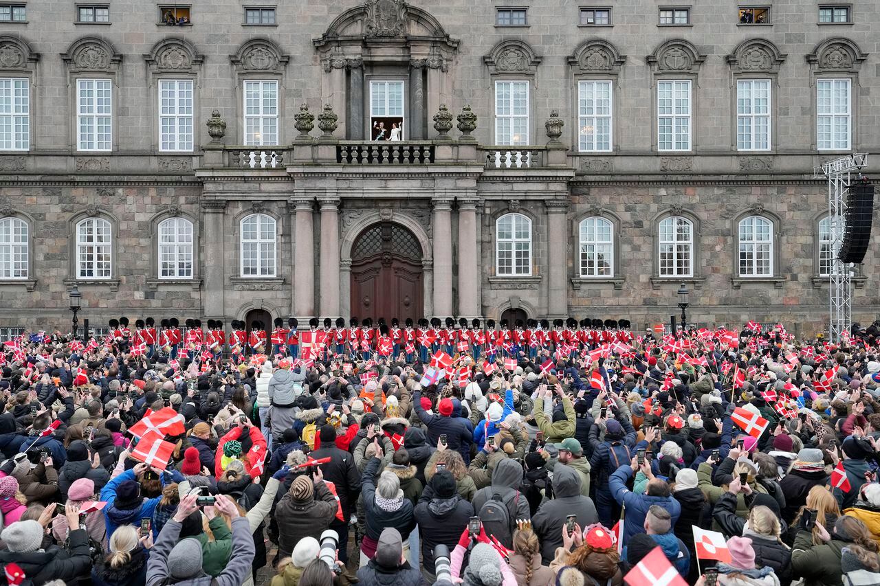 El rey Federico X de Dinamarca y la reina María de Dinamarca saludan desde el balcón del Palacio de Christiansborg en Copenhague, Dinamarca, el domingo 14 de enero de 2024. La reina Margarita II se convirtió en la primera monarca de Dinamarca en abdicar en casi 900 años cuando le entregó el trono.