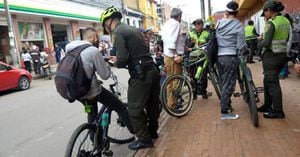 La Policía inspeccionando las bicicletas que recorren Bogotá.