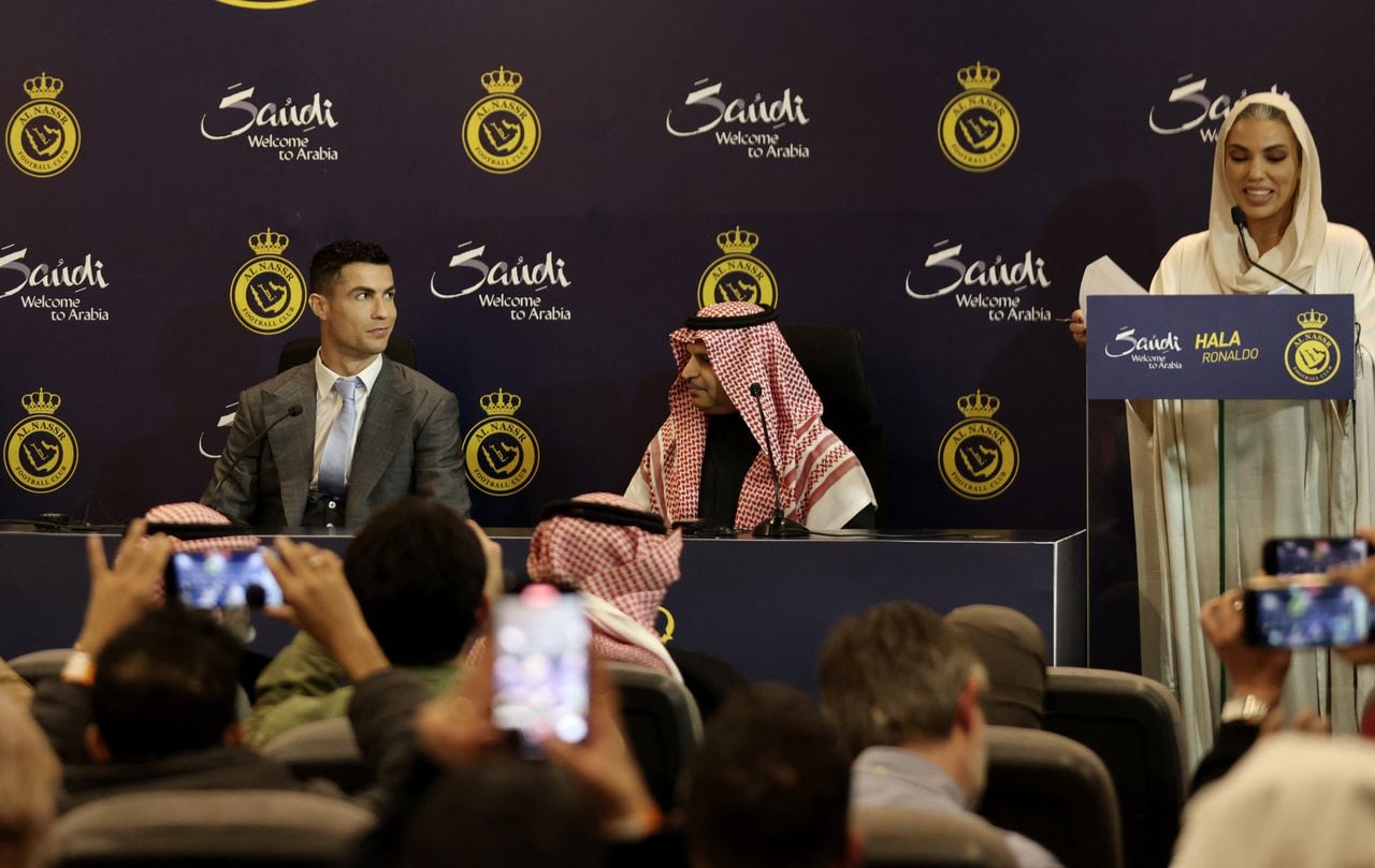 Cristiano se sentó al lado de recho del  presidente del Al-Nassr, Musalli Al-Muammar