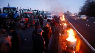 Los agricultores encienden fuegos mientras bloquean una carretera cerca de Ableiges, al norte de París, el viernes 26 de enero de 2024. Los agricultores que protestaban cerraron largos tramos de algunas de las principales autopistas de Francia el viernes, utilizando sus tractores para bloquear y ralentizar el tráfico y presionar al gobierno.
