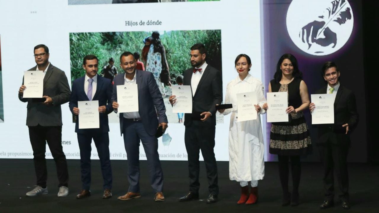 El equipo de Proyecto Migración Venezuela de Revista Semana ganó premio Simón Bolívar en la categoría Reportaje texto, reconocimiento del jurado.