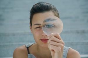 En realidad los ojos no se hinchan, sino que la parte que se inflama son los parpados. Getty Images.