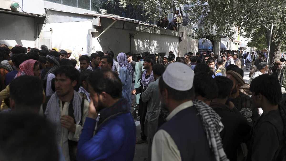 Imágenes: Caos y desesperación en el aeropuerto de Kabul por miles de  afganos que intentan salir del país