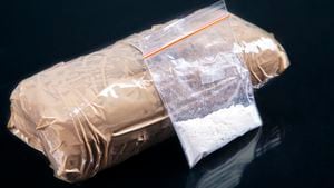Polvo de cocaína en bolsa de plástico con paquetes