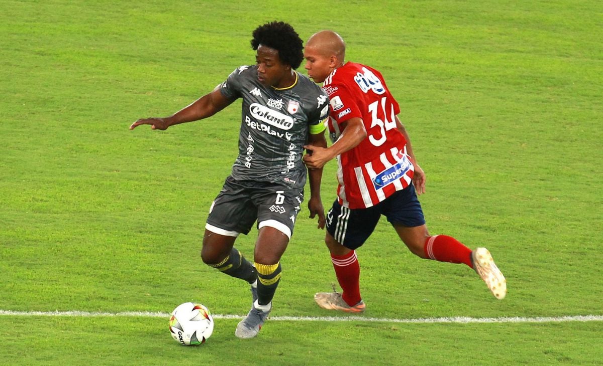 Carlos Sánchez disputando un balón con Gutiérrez.
