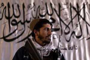 El miembro talibán Muhammad Ajmal, de 22 años, un francotirador que dice haber estado con los talibanes durante diez años, posa para una foto sosteniendo un rifle M4 en su oficina en el distrito 7 de Kabul, Afganistán. Foto REUTERS / Jorge Silva 