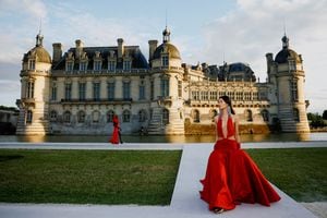Los modelos presentan las creaciones del diseñador Pierpaolo Piccioli como parte de su desfile de la colección Haute Couture Otoño/Invierno 2023-2024 para la casa de moda Valentino en el Chateau de Chantilly cerca de París, Francia, el 5 de julio de 2023. 
