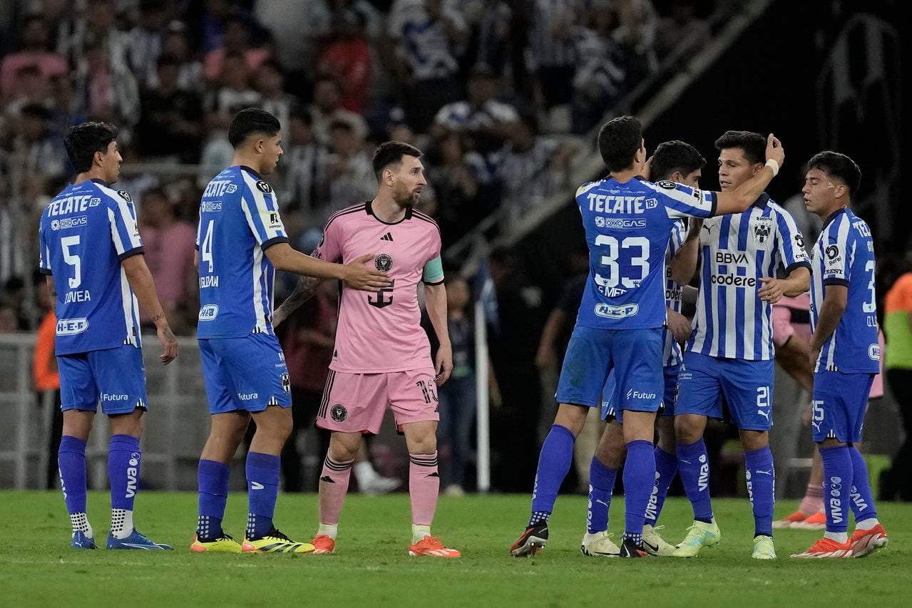 Lionel Messi se despide de los jugadores de Monterrey, que vencieron al Inter Miami en el partido de vuelta de los cuartos de final de la Copa de Campeones de la CONCACAF, el miércoles 10 de abril de 2024 (AP Foto/Eduardo Verdugo)