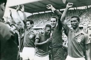 Pelé, de 17 años, llora en el hombro del arquero Gylmar dos Santos, luego de la victoria por 5-2 sobre Suecia en la final mundialista, el 29 de junio de 1958, en Estocolmo