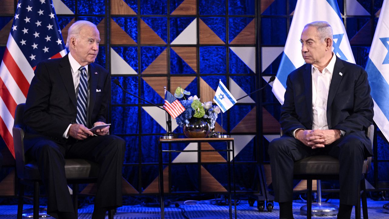 El presidente estadounidense Joe Biden aterrizó en Tel Aviv el 18 de octubre de 2023 cuando la ira en Medio Oriente estalló después de que cientos de personas murieran cuando un cohete impactó en un hospital en la Gaza devastada por la guerra, y Israel y los palestinos se apresuraron a intercambiar culpas. (Foto de Brendan SMIALOWSKI / AFP)