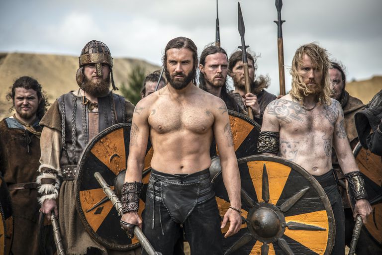 Para los apasionados por las historias antigüas Vikingos es una serie llena de acción y muchos giros inesperados.