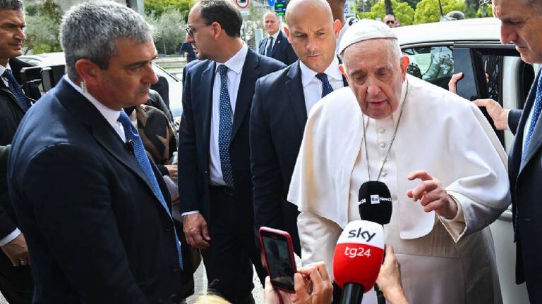 El Papa Francisco se dirige a los medios de comunicación al salir del hospital Gemelli el 1 de abril de 2023 en Roma.