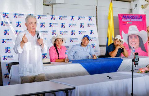 El expresidente Álvaro Uribe en un evento político en el Casanare junto con la candidata a la gobernación, Marisela Duarte.