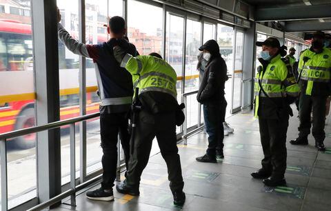 Detectores de metales Policía Metropolitana de Bogotá operativo de seguridad en Transmilenio
puesto de control movil
Marzo 16 del 2021
Foto Guillermo Torres Reina / Semana