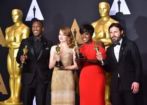 Luego de que los Óscar del año pasado fueran criticados por ser demasiado blancos, los de esta edición entregaron los premios más importantes de la noche a actores negros. El premio a mejor película a 'Moonligth' y los dos a actores secundarios fueron para ellos.