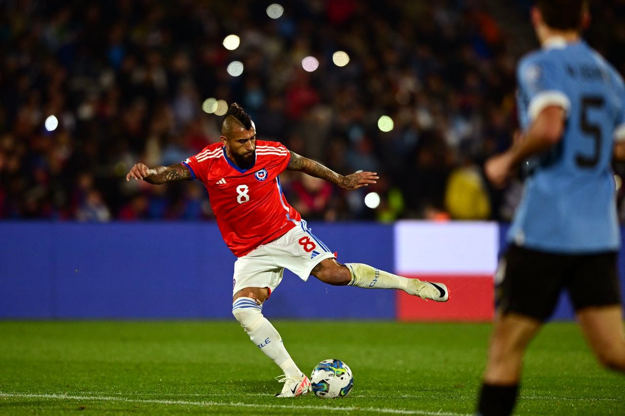 Chile's midfielder Arturo Vidal strikes the ball during the 2026 FIFA World Cup South American qualifiers football match between Uruguay and Chile, at the Centenario stadium in Montevideo, on September 8, 2023. (Photo by Pablo PORCIUNCULA / AFP)