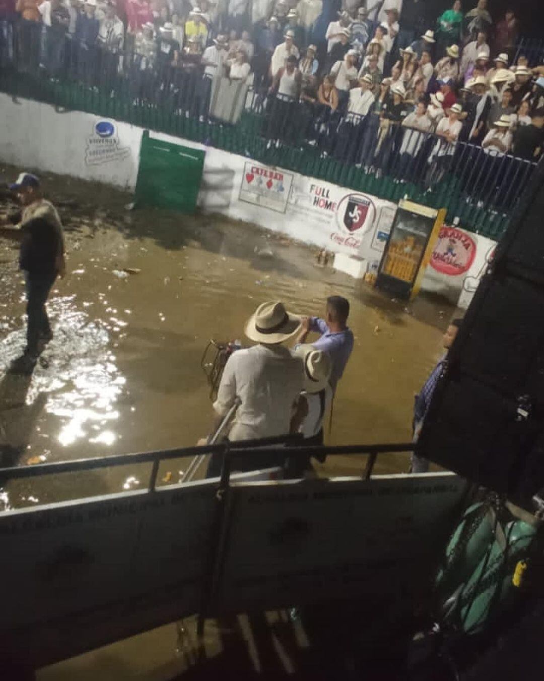 Así se veía la plaza de toros de San Antonio tras las fuertes lluvias.
