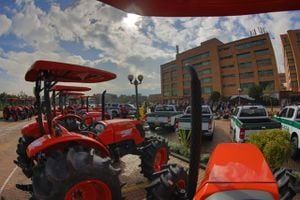 Se entregaron 21 tractores a varios municipios del departamento.