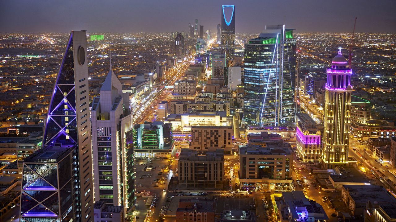 Riad, capital de Arabia Saudita, por la noche