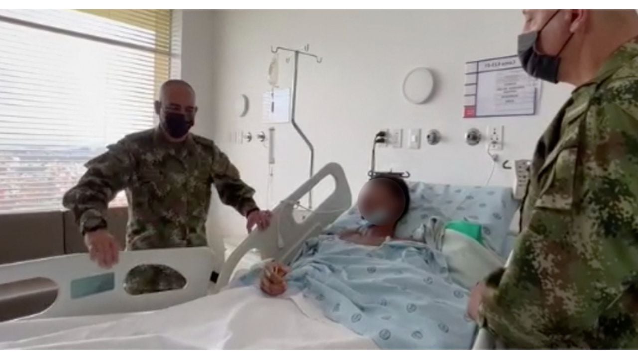 El comandante del Ejército, el general Eduardo Zapateiro, visitó al soldado Beleño, en el Hospital Militar, en Bogotá.
