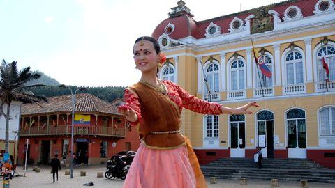 La maestra Jessica Correa, de 30 años, es la primera representante extranjera y profesora del Indian Council for Cultural Relations para la Embajada de India en Bogotá, Colombia.