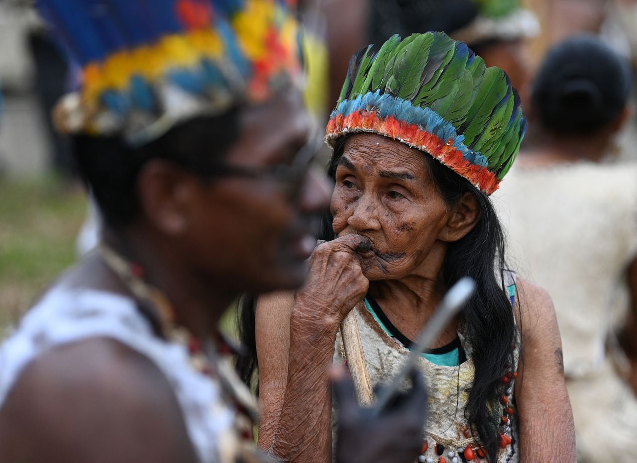 Indígenas de la Amazonia colombiana asisten a una ceremonia de disculpa en Casa Arana en La Chorrera, Colombia, el 23 de abril de 2024.