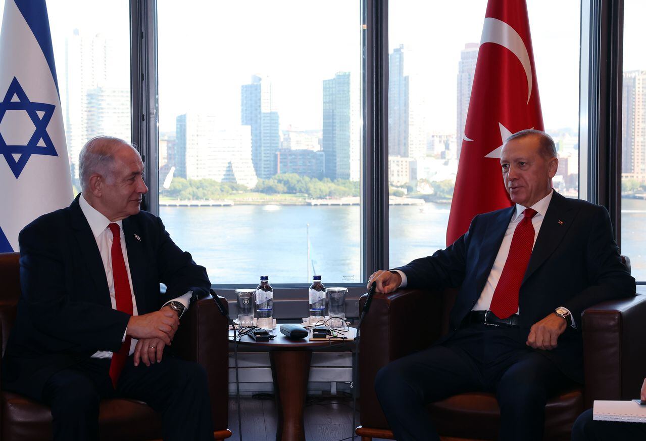 Presidente turco Recep Tayyip Erdogan (R), quien se encuentra en Nueva York para el 78º período de sesiones de la Asamblea General de las Naciones Unidas (ONU), recibe al primer ministro israelí, Benjamin Netanyahu (L), en la Casa Turca en Nueva York, Estados Unidos, el 19 de septiembre de 2023.