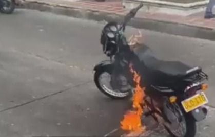 Esta es la moto del presunto ladrón que fue quemada pro la comunidad