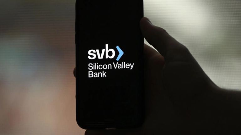 El logotipo del Silicon Valley Bank (SVB), fotografiado en un teléfono móvil en Arlington (Virginia, EEUU), el 10 de marzo de 2023 © Olivier Douliery / AFP