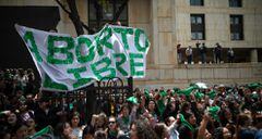 Mujeres, con pancartas y pañoletas verdes, exigen que se les reconozcan sus derechos a la salud sexual y reproductiva a través de la despenalización del aborto.
