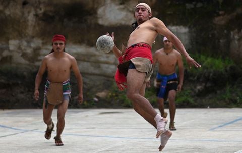 Un indígena juega al juego de pelota maya en el viallage de Xesampual en Santa Lucía Utatlán, Guatemala, el 20 de junio de 2021. - Un total de 11 equipos, entre ellos uno de mujeres, participaron en un torneo conmemorativo del solsticio y en preparación para el torneo mesoamericano. Foto de Johan Ordonez / AFP
