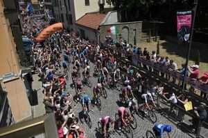 Inicia la etapa 14 del Giro de Italia. Foto: Twitter: @girodeitalia