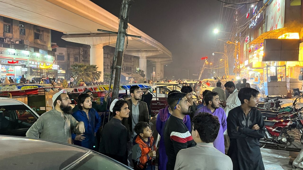 La gente sale de un restaurante después de que se sintiera un temblor en Lahore, Pakistán