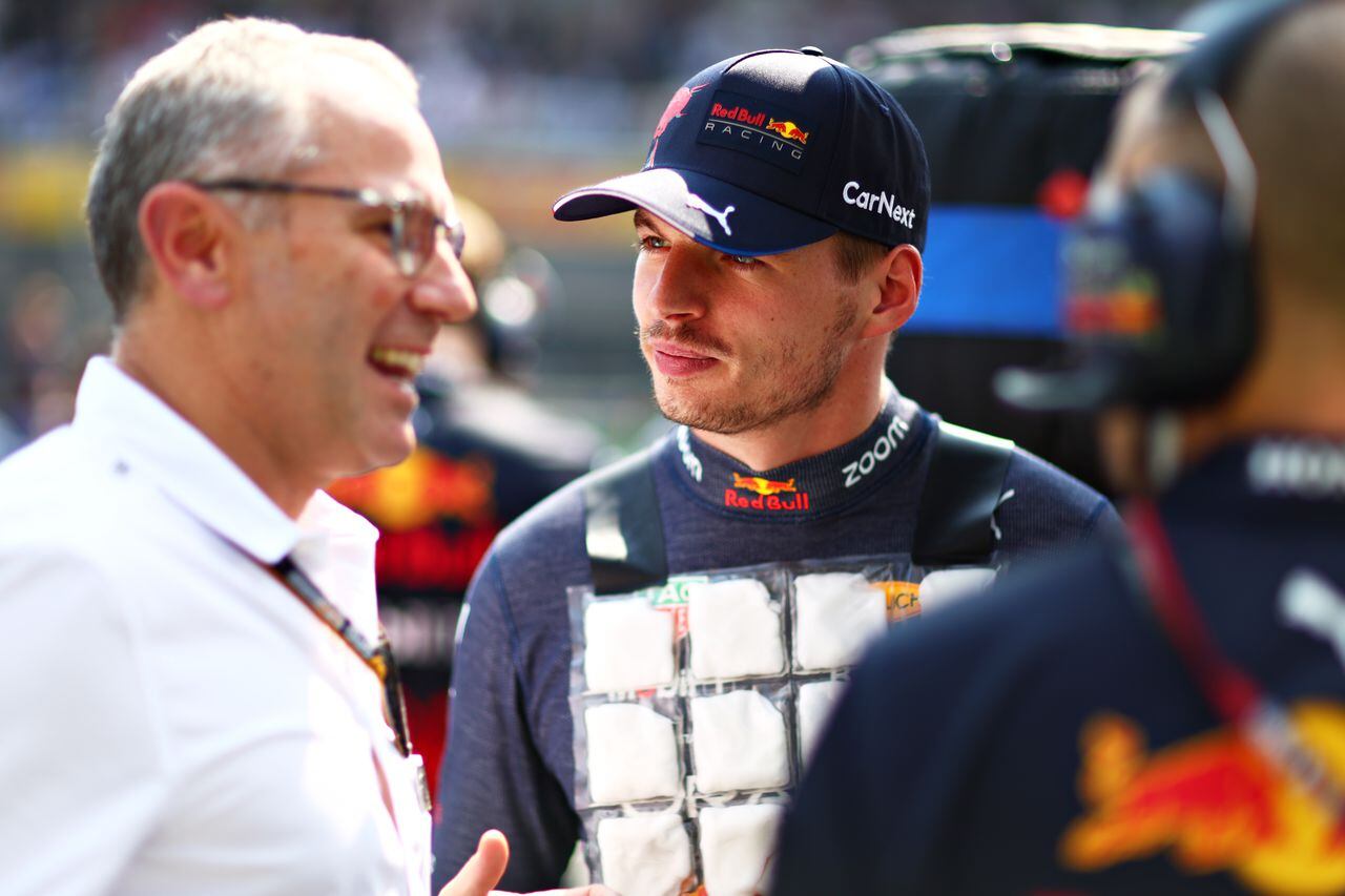 Stefano Domenicali compartiendo con Max Verstappen en el GP de México.