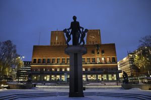 Vista exterior del Ayuntamiento de Oslo, el 9 de diciembre de 2021, sede de la ceremonia de entrega del Premio Nobel de la Paz en Oslo, Noruega. (AP Foto/Alexander Zemlianichenko, File)